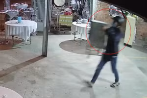 Hai thanh niên thản nhiên vào nhà bê trộm thùng tiền phúng điếu