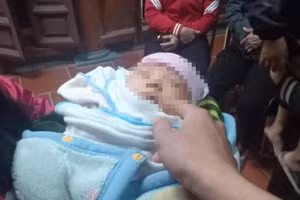 Cháu bé bị bỏ rơi hiện đang được trụ trì chùa thôn Vũ Xá (xã Tiêu Động, huyện Bình Lục, Hà Nam) chăm sóc.