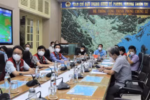 Toàn cảnh cuộc họp trực tuyến ứng phó với bão số 5. 