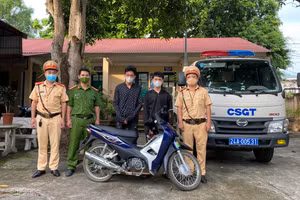 Các đối tượng Phạm Anh Tú và Đặng Văn Phước tại cơ quan chức năng. Ảnh: Công an Lào Cai.