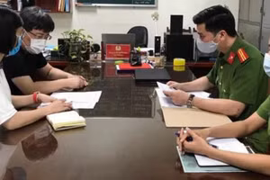 Đối tượng Lý Thiệu Hưng (áo đen) làm việc với cơ quan công an.