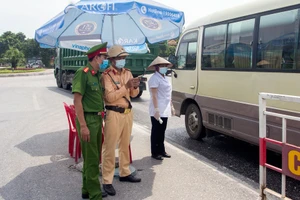 Lực lượng chức năng tỉnh Bắc Giang thực hiện kiểm soát người ra vào tỉnh. 