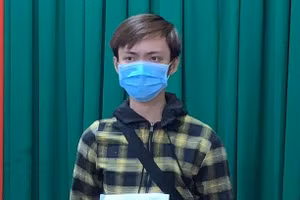 Nguyễn Văn Nhựt tại cơ quan điều tra. Ảnh: Công an Vĩnh Long.