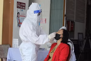 Cán bộ CDC Hà Giang lấy mẫu xét nghiệm SARS-CoV-2 cho người dân. Ảnh: Sở Y tế Hà Giang.