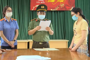 Cơ quan chức năng đọc các quyết định khởi tố, bắt tạm giam đối với Nguyễn Thị Hồng Hạnh. Ảnh: Công an cung cấp.