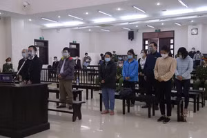 Các bị cáo tại phiên tòa xét xử.