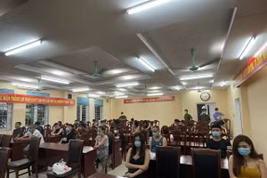 Nhiều nam nữ thanh niên tụ tập sử dụng ma túy tại quán karaoke bất chấp dich bệnh. Ảnh: Công an Hải Dương.