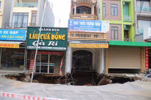 Mưa lớn "khoét" rộng “hố tử thần” ở Hà Nội 