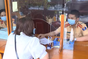 Công dân đến giải quyết thủ tục tại trụ sở tiếp dân của lực lượng CSGT.