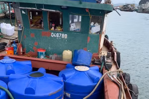 Tàu chở khoảng 1.000 dầu Diezen không rõ nguồn gốc xuất xứ. 