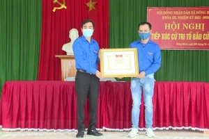 Bí thư Tỉnh đoàn Thanh Hoá trao tặng Bằng khen cho anh Lê Xuân Hùng.