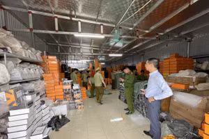 Cơ quan chức năng tiến hành kiểm tra kho hàng giả nhãn hiệu nổi tiếng cực lớn tại Nam Định. 