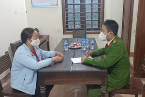 Bà Nguyễn Thị Huệ làm việc với cơ quan chức năng. Ảnh: C.D.