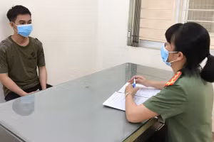 Đối tượng Phạm Phong Nhân làm việc với cơ quan điều tra. Ảnh: Công an Đồng Nai.