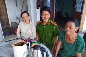 Ông Nguyễn Thanh Hùng (áo xanh) có hành động đẹp khi trả lại số tài sản lớn cho người mất.