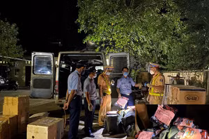 Cơ quan chức năng kiểm tra xe tải chở hàng tấn thực phẩm, hàng hoá nhập lậu. Ảnh: Công an Lạng Sơn.