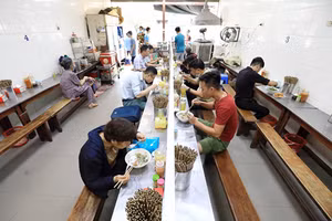 Tùy cấp độ dịch, Hà Nội có thể dừng các dịch vụ không thiết yếu. Ảnh minh hoạ.