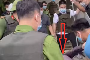 Cơ quan chức năng tiến hành khống chế đối tượng Phạm Văn Việt.