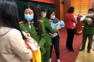 Nhiều trẻ sơ sinh đang được nuôi dưỡng chờ bán sang Trung Quốc được cơ quan chức năng giải cứu.