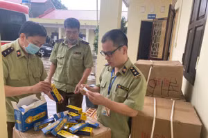 Cơ quan chức năng tiến hành tạm giữ tang vật là 5.000 sản phẩm thuốc chữa bệnh nhập lậu.