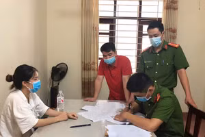 Đối tượng Đặng Thị Thùy Linh làm việc với cơ quan chức năng. Ảnh: Công an Lạng Sơn.