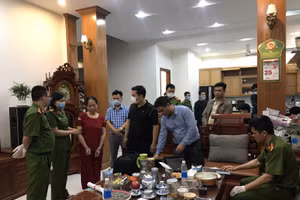 Cơ quan chức năng khám xét nơi ở của Ngô Thị Thuỷ (áo đỏ). Ảnh: Công an Bắc Ninh.