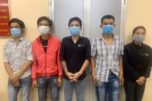 5 đối tượng nghiện ngập thường xuyên trang bị bình xịt hơi cay, chích điện để cướp tài sản của người dân.