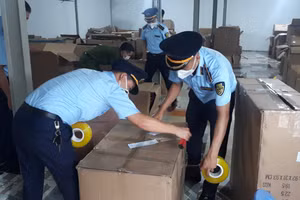 Cơ quan chức năng niêm phong hàng hóa để phục vụ quá trình kiểm đếm. Ảnh: Tổng cục Quản lý thị trường.