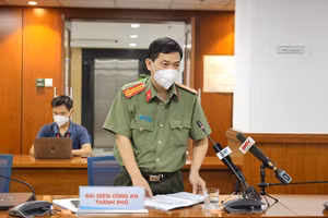 Thượng tá Lê Mạnh Hà trao đổi về công tác kiểm tra giám giát tại chốt kiểm soát.