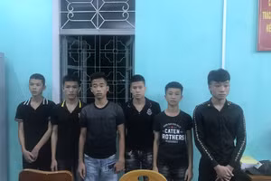 Nhóm đối tượng có hành vi mang vũ khí đi đánh nhau bị cơ quan chức năng ngăn chặn. Ảnh: Công an Quảng Ninh.