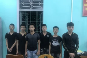 Nhóm đối tượng có hành vi mang vũ khí đi đánh nhau bị cơ quan chức năng ngăn chặn. Ảnh: Công an Quảng Ninh.