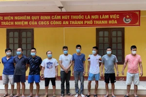 Các đối tượng trong đường dây cá độ bóng đá vừa bị triệt phá. Ảnh: Công an Thanh Hoá.