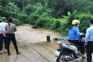 Mưa lớn khiến nước lũ dâng cao tại địa phận xã Yên Thái. Ảnh: Hồng Vân.