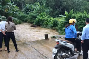 Mưa lớn khiến nước lũ dâng cao tại địa phận xã Yên Thái. Ảnh: Hồng Vân.