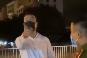 Người đàn ông có biểu hiện say xỉn chống đối lực lượng chức năng làm việc tại chốt kiểm soát dịch.