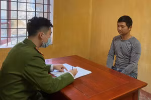 Nguyễn Tất Cường tại cơ quan điều tra. Ảnh: Công an Bắc Giang.