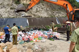 Số hàng giả, hàng nhập lậu trị giá hơn 1,4 tỷ bị tiêu huỷ.