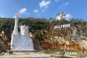 Hình ảnh tượng nữ thần tự do với cách tạo hình hài hước tại một điểm du lịch ở thị xã Sa Pa.