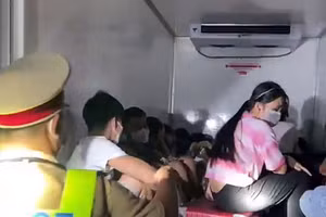 Truy bắt thành công nhóm xe vận chuyển trái phép hàng chục người qua chốt kiểm soát dịch 