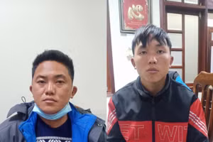 Vừ A Hù (trái) và Giàng A Mua tại cơ quan chức năng.