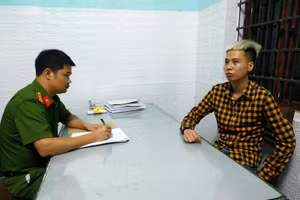 Nguyễn Văn Thành làm việc với cơ quan chức năng. Ảnh: Công an Tuyên Quang.