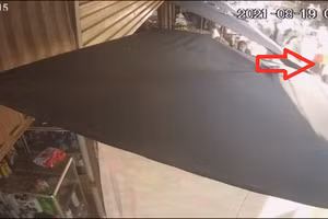 Hình ảnh nhiều người tụ tập tổ chức đám tang tại cụm 4, xã Thọ An được ghi lại.