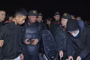 Bắt nhóm đối tượng lăng mạ, ném gạch đá vào cảnh sát cơ động