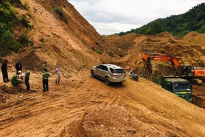 Cơ quan chức năng bắt quả tang nhóm đối tượng khai thác quặng trái phép. Ảnh: Công an Hà Giang.