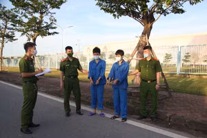 Cơ quan CSĐT Công an thị xã Phổ Yên tiến hành xác định hiện trường các vụ cướp giật tài sản.