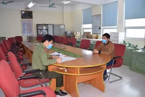 Cơ quan chức năng làm việc với đối tượng có liên quan trong vụ án. 