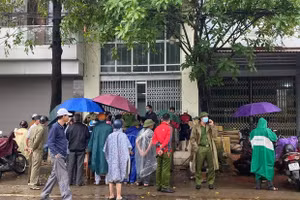 Cơ quan chức năng có mặt tại ngôi nhà nơi phát hiện thi thể 2 vợ chồng.