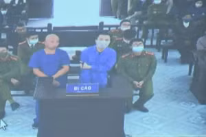 Đường "nhuệ" (trái) và Tiến "trắng" tại phiên toà xét xử.