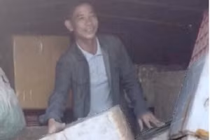 Người đàn ông trốn bên trong thùng xe nguỵ trang bằng thùng xốp để qua vượt chốt kiểm soát dịch.