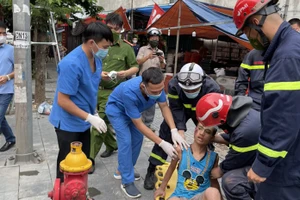 Hà Nội: Đục tường giải cứu bé trai mắc kẹt giữa khe tường rộng chưa đầy 30cm